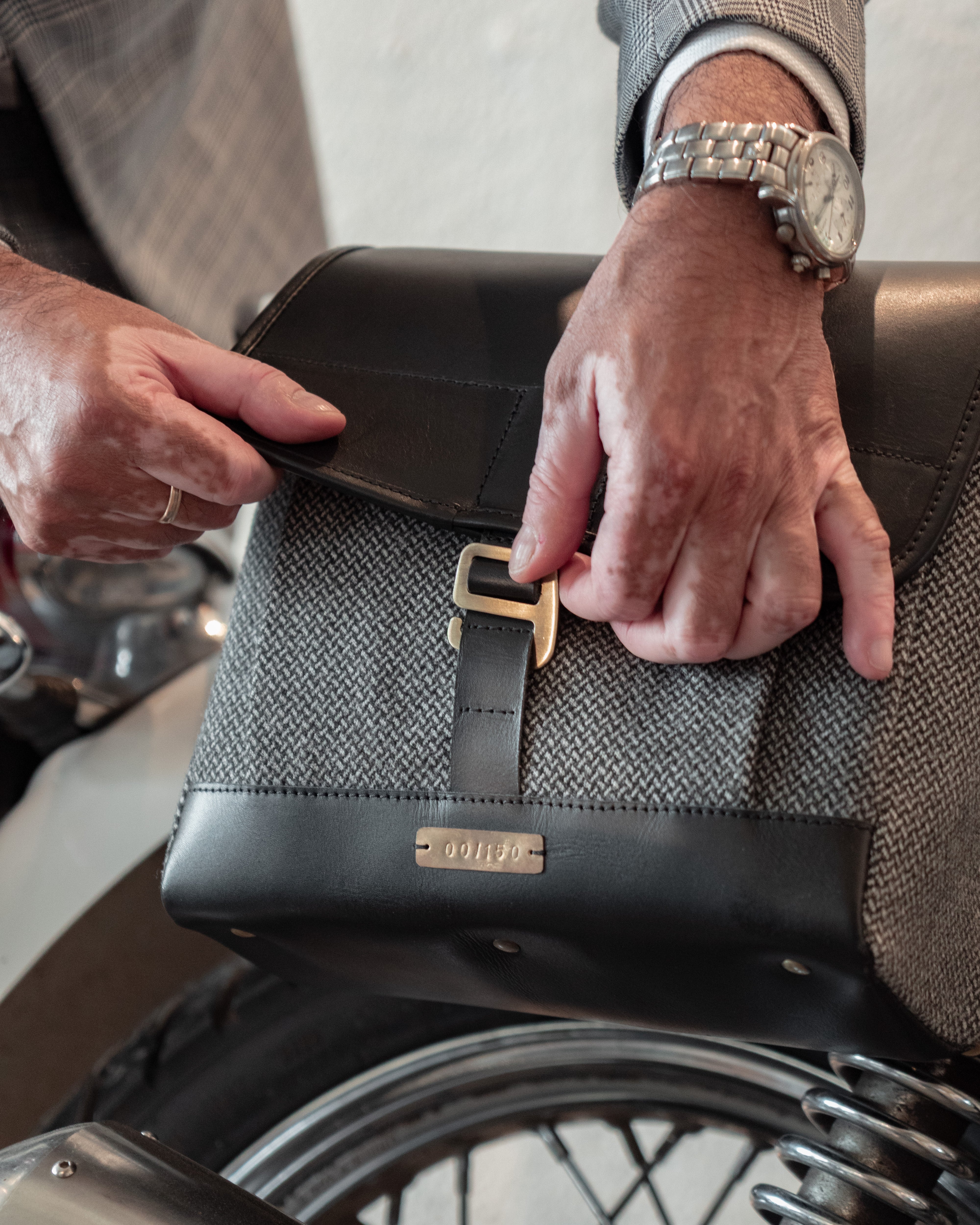 フェラーリ オフィシャル ノヴェルティ レザートレイ ボストンバッグ DGR x Trip Machine Wayfarer Pannier – The Distinguished
